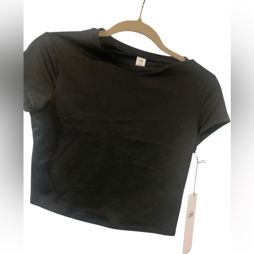 NWT Alo Yoga alosoft cropped finesse short sleeve BLACK Size M - Picture 2 of 5